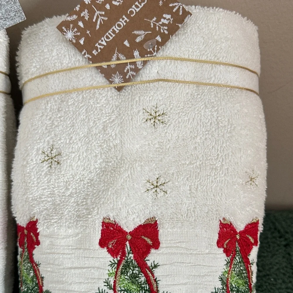 Glitz & Glimmer Festive Holiday Christmas Tree Hand Towels Red Bow NEW!